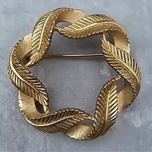 Trifari Gold Tone Leaf Wreath Circle Brooch Pin Vintage Signed